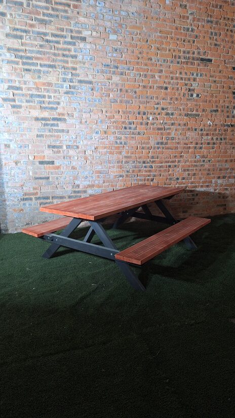 Masīvs koka dārza galds ar soliņiem – pieejams uzreiz!